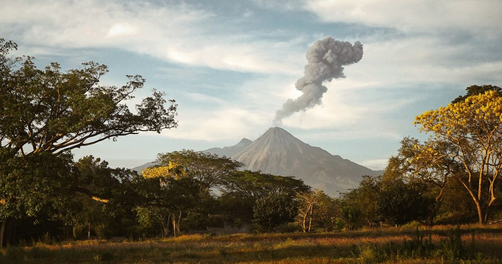 El volcán Popocatépetl en México ha entrado en erupción 13 veces en el último día, causando retrasos severos en los vuelos del país